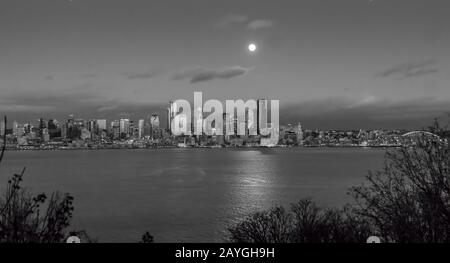 Une pleine lune lumineuse brille sur la ville de Seattle. Banque D'Images