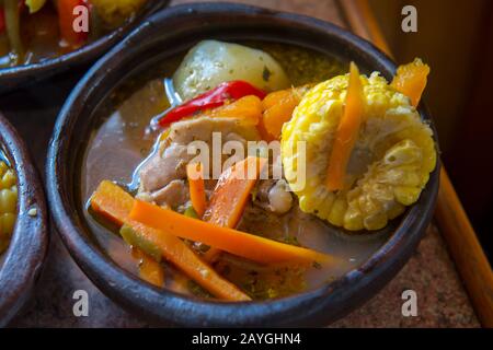 Une soupe locale (Cazuela de Pollo) est servie dans un restaurant près du parc national de Torres del Paine, dans le sud du Chili. Banque D'Images
