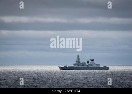 Destroyer de guerre aérienne de type 45 HMS DRAGON en mer au large des côtes de la Nouvelle-Écosse, Canada. Banque D'Images
