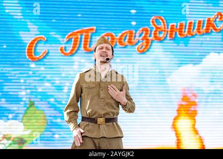 09 MAI 2018, UFA, RUSSIE : les artistes chantent sur scène pendant le festival ouvert dédié à la victoire de la seconde Guerre mondiale Chanson patriotique russe Banque D'Images