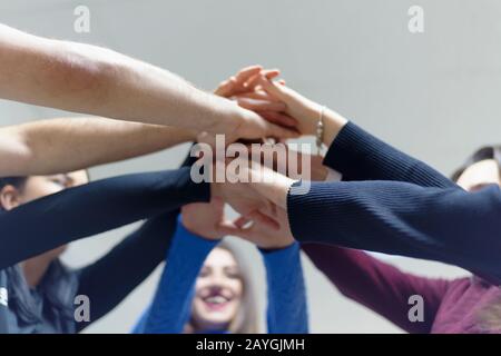 Jeunes gens d'affaires Teamwork Stacking main concept. Gros plan sur les jeunes gens d'affaires qui mettent les mains ensemble. Banque D'Images