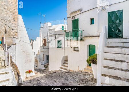 Vue panoramique à Ostuni lors d'une journée d'été ensoleillée, Pouilles, sud de l'Italie. Banque D'Images