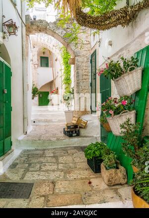 Vue panoramique à Ostuni lors d'une journée d'été ensoleillée, Pouilles, sud de l'Italie. Banque D'Images