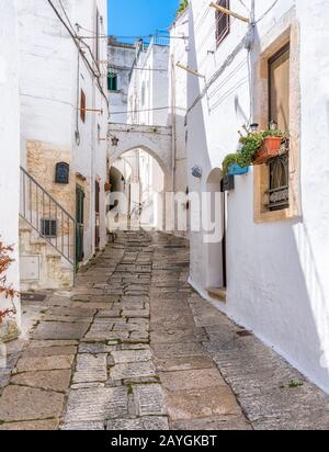 Vue panoramique à Ostuni lors d'une journée d'été ensoleillée, Pouilles, sud de l'Italie. Banque D'Images