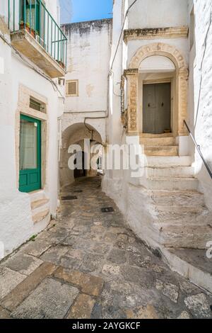 Vue panoramique à Ostuni lors d'une journée d'été ensoleillée, Pouilles, sud de l'Italie. Banque D'Images