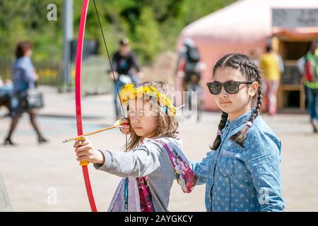 09 MAI 2018, UFA, RUSSIE: Les gens qui s'amusent et s'entrainent dans le tir à l'arc avec un arc professionnel lors d'un festival public Banque D'Images