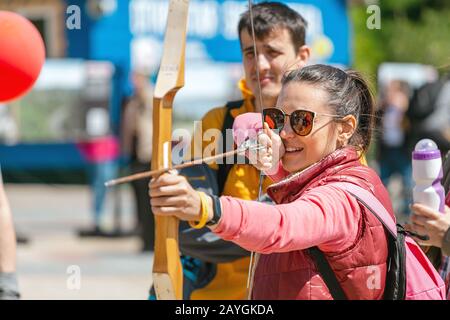 09 MAI 2018, UFA, RUSSIE: Les gens qui s'amusent et s'entrainent dans le tir à l'arc avec un arc professionnel lors d'un festival public Banque D'Images