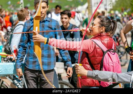 09 MAI 2018, UFA, RUSSIE: Les gens qui s'amusent et s'entrainent dans le tir à l'arc avec un arc professionnel lors d'un festival public Banque D'Images