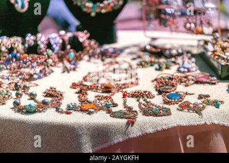 09 MAI 2018, UFA, RUSSIE: Boucles d'oreilles artisanales orientales à vendre au salon Banque D'Images