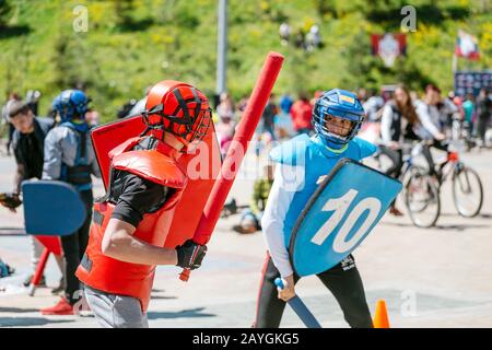 09 MAI 2018, UFA, RUSSIE : matraques de duel à épée molle pendant le spectacle de divertissement sportif Banque D'Images