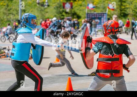 09 MAI 2018, UFA, RUSSIE : matraques de duel à épée molle pendant le spectacle de divertissement sportif Banque D'Images