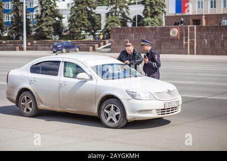 09 MAI 2018, UFA, RUSSIE: Le policier de la route qui parle avec le chauffeur Banque D'Images