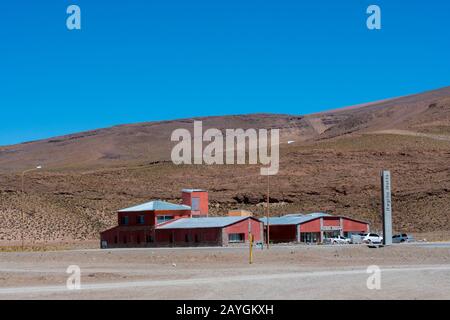 Frontière Argentine traversant le Chili au col de Jama dans les Andes, province de Jujuy, Argentine. Banque D'Images