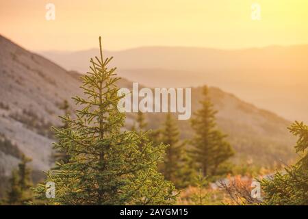Coucher de soleil naturel spectaculaire dans les montagnes rocheuses sauvages de l'Oural, Russie Banque D'Images