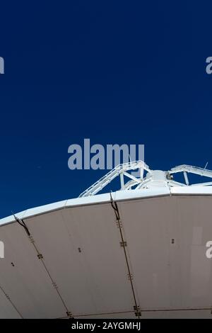 Un ancien modèle de radiotélescopes à l'ALMA (Atacama Large Millimètre/submillimètre Array) installations, qui est un interféromètre astronomique de radi Banque D'Images