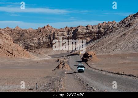 La route à travers la vallée de la Lune près de San Pedro de Atacama dans le désert d'Atacama, dans le nord du Chili. Banque D'Images