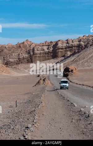 La route à travers la vallée de la Lune près de San Pedro de Atacama dans le désert d'Atacama, dans le nord du Chili. Banque D'Images