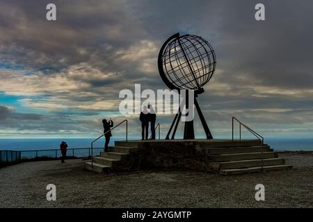 Après-midi au Globe Monument, North Cape. Norvège Banque D'Images