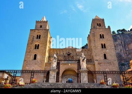 Cathédrale De La Transfiguration Cefalu Sicile Italie Banque D'Images