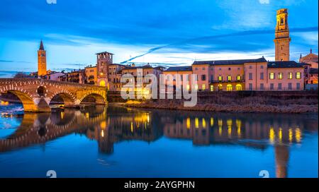 Vérone, Italie. Paysage avec Adige River et Ponte di Pietra, ancien pont romain.tictt Veneto Banque D'Images