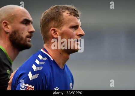 Oldham, Royaume-Uni. 15 février 2020. Oldham, LANCASHIRE - 15 FÉVRIER Danny Rowe de Oldham Athletic et Farruend Rawson de Forest Green Rovers pendant le match de Sky Bet League 2 entre Oldham Athletic et Forest Green Rovers à Boundary Park, Oldham le samedi 15 février 2020. (Crédit: Eddie Garvey | MI News) la photographie ne peut être utilisée qu'à des fins de rédaction de journaux et/ou de magazines, licence requise à des fins commerciales crédit: Mi News & Sport /Alay Live News Banque D'Images