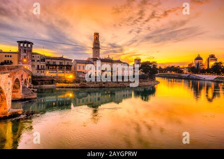 Vérone, Italie. Paysage avec Adige River et Ponte di Pietra, ancien pont romain.tictt Veneto Banque D'Images