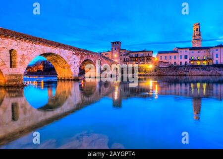 Vérone, Italie. Paysage avec Adige River et Ponte di Pietra, ancien pont romain.tictt Veneto Banque D'Images