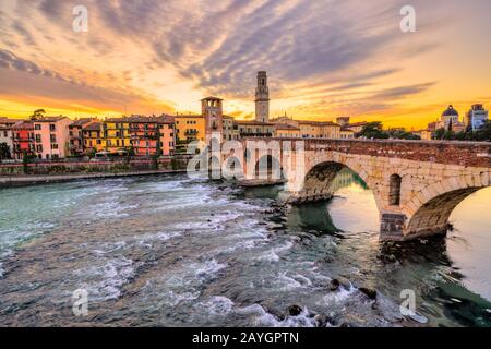 Vérone, Italie. Paysage avec Adige River et Ponte di Pietra, ancien pont romain.tictt Veneto Banque D'Images