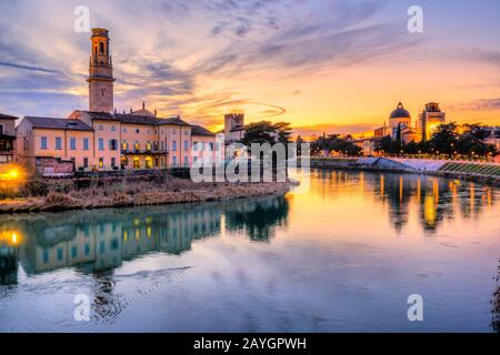 Vérone, Italie. Paysage avec Adige River et Ponte di Pietra, ancien pont romain.tictt Veneto Banque D'Images