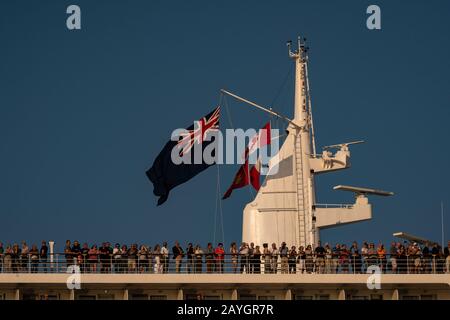 La reine Mary 2 de Cunard entreprend un voilier du secteur riverain de Halifax, en Nouvelle-Écosse, à son départ. Banque D'Images