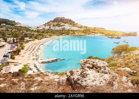 Paradis idyllique paysage de la station balnéaire de Lindos sur l'île de Rhodes, Grèce. Le concept de vacances dans les tropiques et les villes historiques Banque D'Images