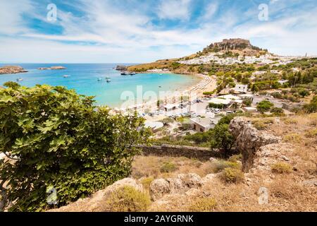 Paradis idyllique paysage de la station balnéaire de Lindos sur l'île de Rhodes, Grèce. Le concept de vacances dans les tropiques et les villes historiques Banque D'Images