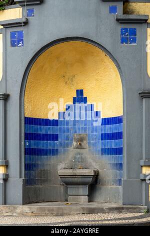 Robinet d'eau potable public dans une rue de Funchal Madeira Portugal. Banque D'Images