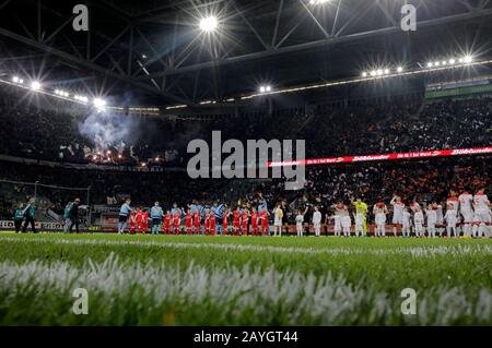 Düsseldorf, Allemagne, Merkur Spielarena, 15 février 2020: Entrée des joueurs lors du premier match Bundesliga Fortuna Duesseldorf contre Borussia Mšnchengladbach en 2019/2020. La réglementation DFL interdit l'utilisation de photographies comme séquences d'images et/ou quasi-vidéo. Crédit: Mika Volvmann/Alay Live News Banque D'Images