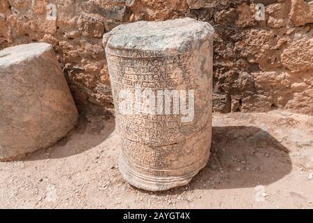 30 mai 2019, Lindos, Grèce: Inscriptions grecques anciennes sur des colonnes de pierre sur le site archéologique de Lindos Acropolis Banque D'Images