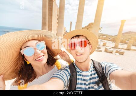 Couple de jeunes amoureux de touristes ou d'amis voyageurs visitant l'ancienne Acropole historique en Grèce Banque D'Images