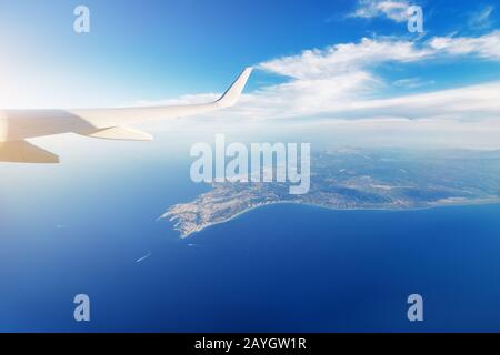 Vue de l'avion sur une mer et l'île de Rhodes. Concept de vacances et de transport Banque D'Images