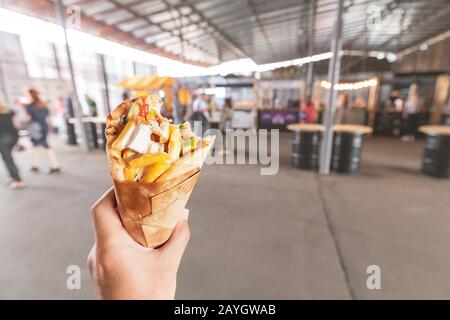 Une jeune fille asiatique dégustant des plats traditionnels grecs fastfood gyros kebab dans le café de la rue. Cuisine méditerranéenne et du milieu de l'est Banque D'Images