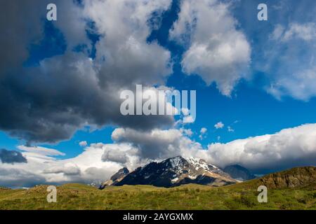 Nuages spectaculaires sur le massif de la Paine avec le mont Amiral Nieto et les Cuernos del Paine (Horns) dans le parc national de Torres del Paine, dans le sud du Chil Banque D'Images