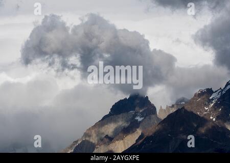 Nuages spectaculaires au-dessus des Cuernos del Paine (Horns) dans le massif de Paine le Cuernos del Paine (Horns) dans le parc national de Torres del Paine dans le sud du Chi Banque D'Images