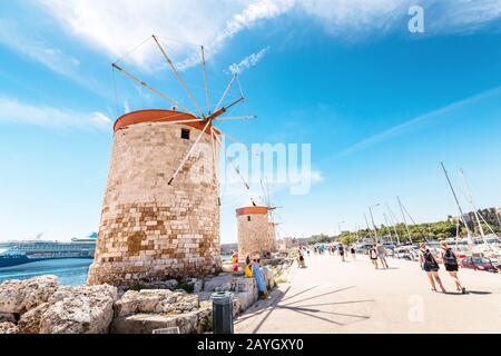 27 mai 2019, Rhodes, Grèce: Destination touristique célèbre - vieux moulins à vent dans le port de Mandraki Banque D'Images