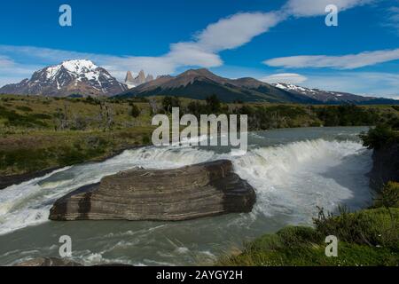 Vue sur la chute d'eau de la rivière Paine avec l'amiral Nieto Mountain (à gauche) et les Torres del Paine (tours de Paine) dans le parc national de Torres del Paine à s Banque D'Images