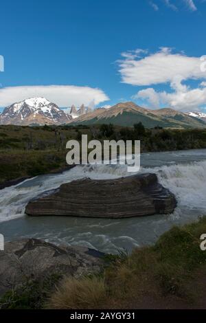 Vue sur la chute d'eau de la rivière Paine avec l'amiral Nieto Mountain (à gauche) et les Torres del Paine (tours de Paine) dans le parc national de Torres del Paine à s Banque D'Images