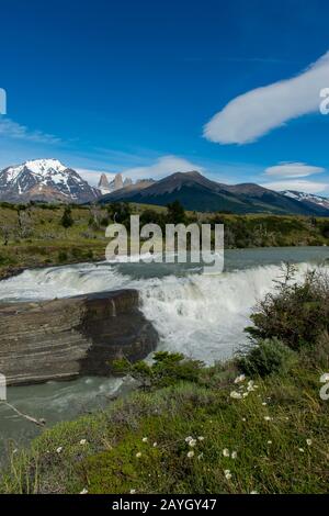 Vue sur la chute d'eau de la rivière Paine avec l'amiral Nieto Mountain (à gauche) et les Torres del Paine (tours de Paine) dans le parc national de Torres del Paine à s Banque D'Images