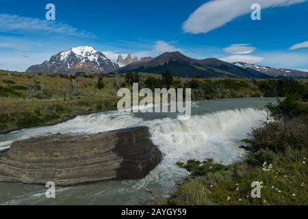 Vue sur la chute d'eau de la rivière Paine avec l'amiral Nieto Mountain (à gauche) et les Torres del Paine (tours de Paine) dans le parc national de Torres del Paine à s Banque D'Images