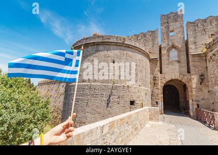 Drapeau bleu et blanc de la Grèce au sommet de la vieille forteresse ruinée Banque D'Images