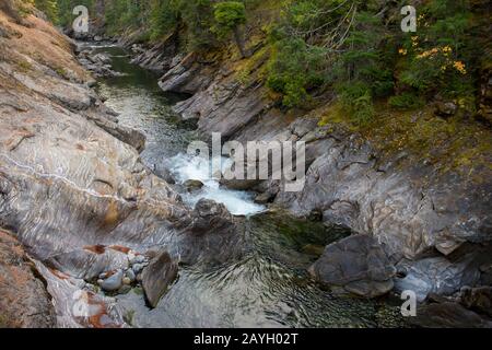 Vue sur Icicle Creek depuis la piste Icicle gorge Trail, près de Leavenworth, État de l'est de Washington, États-Unis. Banque D'Images