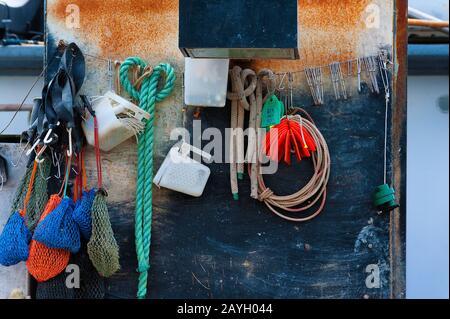 Newport, Oregon, États-Unis - 25 mai 2016 : gros plan sur le matériel de pêche en bateau dans la marina de Newport, Oregon. Banque D'Images