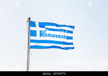 Drapeau bleu et blanc de la Grèce au sommet de la vieille forteresse ruinée Banque D'Images