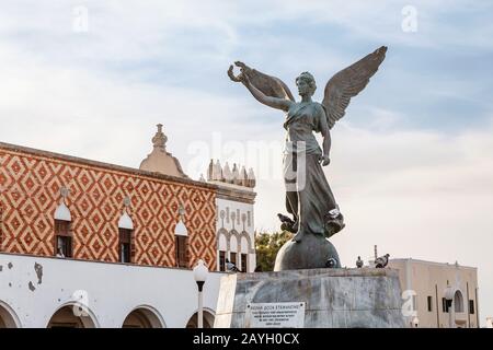 27 mai 2019, Rhodes, Grèce : statue de l'Ange de la victoire dans le port de Mandraki dans la vieille ville de Rodos Banque D'Images